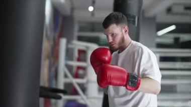 Spor salonunda antrenman yaparken erkek boksör, 8K 'da ağır çekim.