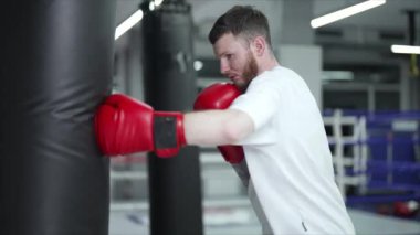 Spor salonunda antrenman yaparken erkek boksör, 8K 'da ağır çekim.