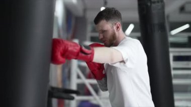 Spor salonunda antrenman yaparken erkek boksör, 8K 'da ağır çekim.