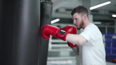 Spor salonunda antrenman yaparken erkek boksör, 8K 'da ağır çekim.