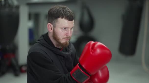 男子拳击手在体育馆训练时 慢动作8K — 图库视频影像