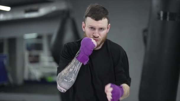 Mann Bokser Trening Gym Sakte Film – stockvideo