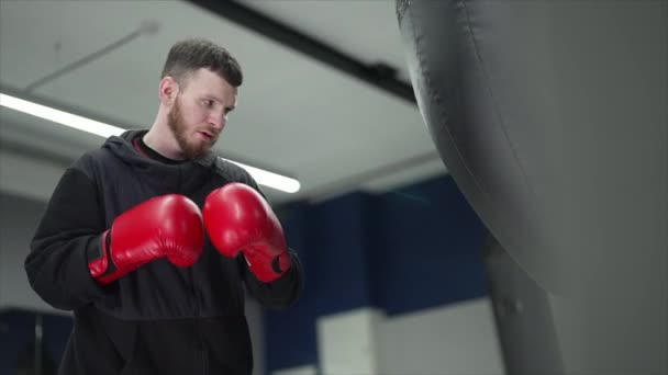 Boxer Masculino Durante Treinamento Ginásio Câmera Lenta — Vídeo de Stock