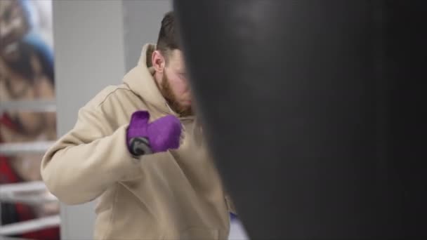 Boxeur Masculin Pendant Entraînement Dans Salle Gym Ralenti — Video
