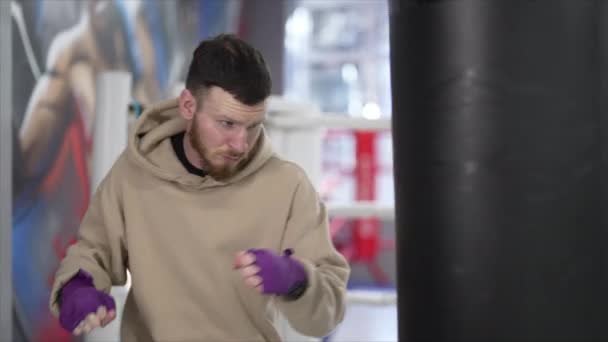 Boxeur Masculin Pendant Entraînement Dans Salle Gym Ralenti — Video