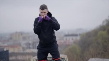Erkek boksör şehir dışında spor antrenmanında, yavaş çekim ise 8K 'da.