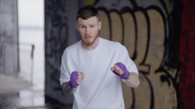 Erkek boksör şehir dışında spor antrenmanında, yavaş çekim ise 8K 'da.