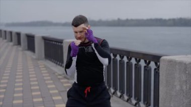 Erkek boksör şehir dışında spor antrenmanında, yavaş çekim ise 8K 'da.