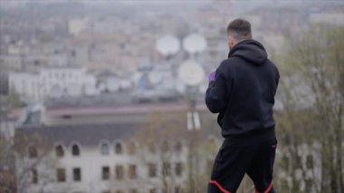 Erkek boksör şehir dışında spor antrenmanında, yavaş çekim ise 8K 'da.