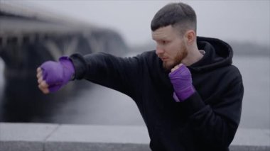 Erkek boksör şehir dışında spor antrenmanında, yavaş çekim ise 8K 'da.