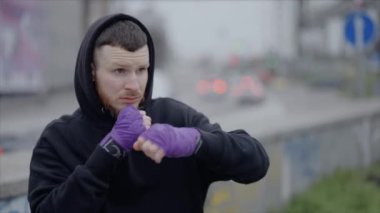 Erkek boksör şehir dışında spor antrenmanında, yavaş çekim ise 8K 'da.