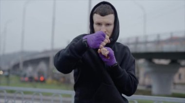 Erkek boksör şehir dışında spor antrenmanında, yavaş çekim ise 8K 'da.