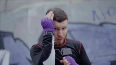 Erkek boksör şehir dışında spor antrenmanında, yavaş çekim ise 8K 'da.