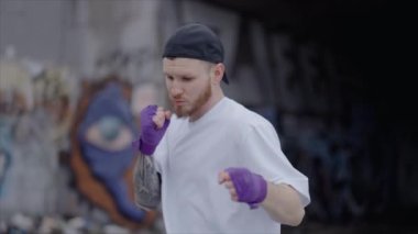Erkek boksör şehir dışında spor antrenmanında, yavaş çekim ise 8K 'da.