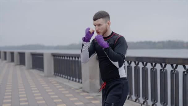 Hombre Boxeador Dedica Los Deportes Entrenamiento Aire Libre Ciudad Cámara — Vídeo de stock