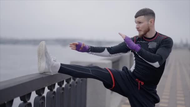 Hombre Boxeador Dedica Los Deportes Entrenamiento Aire Libre Ciudad Cámara — Vídeos de Stock