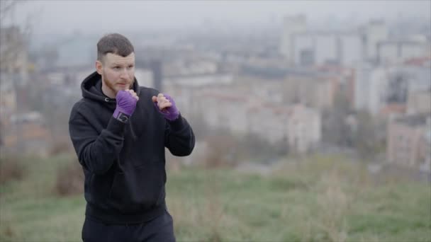 Erkek Boksör Şehir Dışında Spor Antrenmanında Yavaş Çekim Ise — Stok video