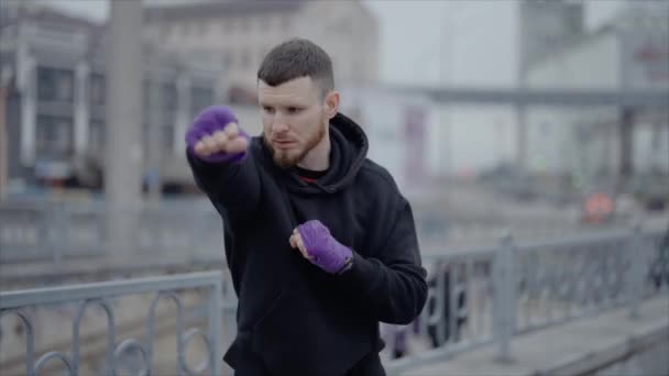 Homem Boxeador Está Envolvido Treinamento Esportivo Livre Cidade Câmera Lenta — Vídeo de Stock