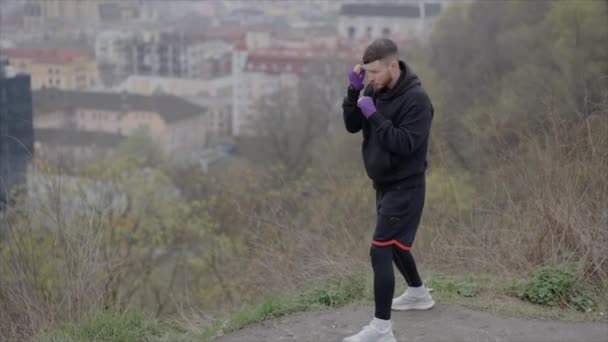 Erkek Boksör Şehir Dışında Spor Antrenmanında Yavaş Çekim Ise — Stok video