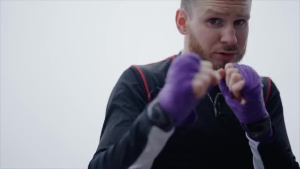 Boxer Uomo Impegnato Allenamento Sportivo All Aperto Città Rallentatore — Video Stock