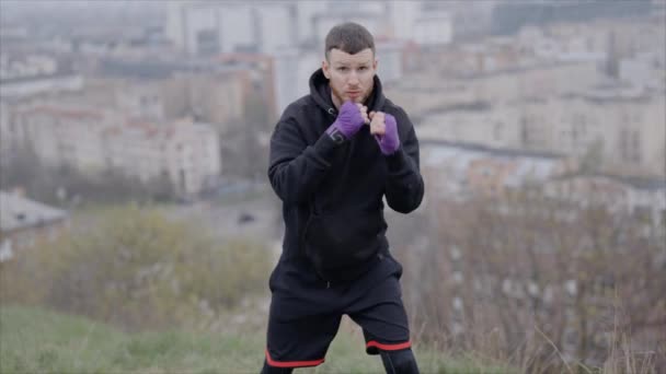男のボクサーは 市内の屋外スポーツトレーニング 8Kでスローモーションに従事しています — ストック動画