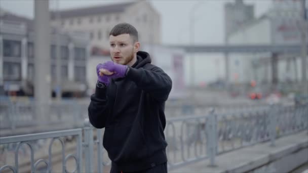 Man Boxare Engagerad Sport Träning Utomhus Staden Slow Motion — Stockvideo