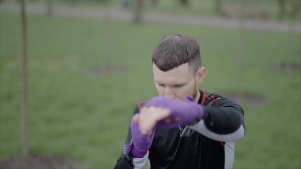 Petinju Pria Terlibat Dalam Latihan Olahraga Luar Kota Gerakan Lambat — Stok Video