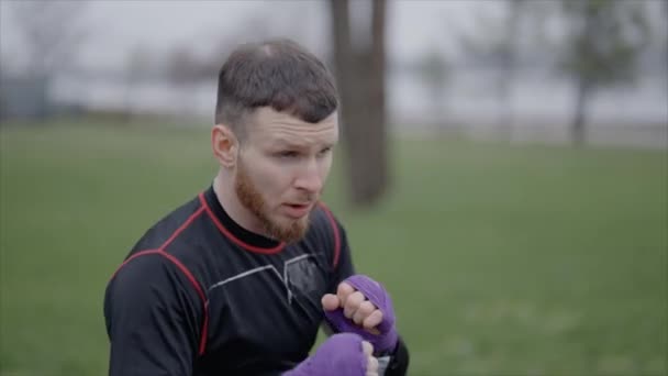 Man Boxer Zabývá Sportovním Tréninkem Venku Městě Zpomalení — Stock video