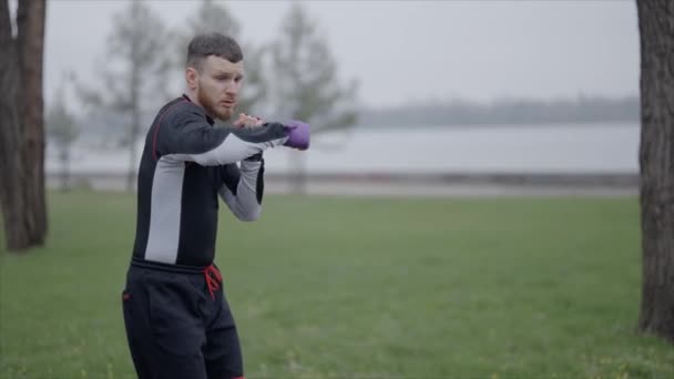 Homme Boxeur Est Engagé Dans Entraînement Sportif Plein Air Dans — Video