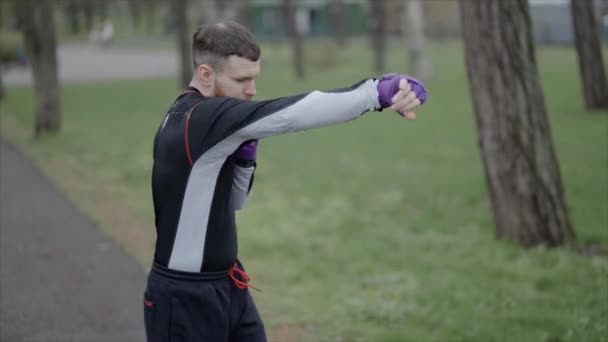 Petinju Pria Terlibat Dalam Latihan Olahraga Luar Kota Gerakan Lambat — Stok Video