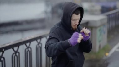 Erkek boksör şehir dışında spor antrenmanında, yavaş çekim ise 8K 'da.