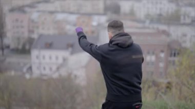 Erkek boksör şehir dışında spor antrenmanında, yavaş çekim ise 8K 'da.