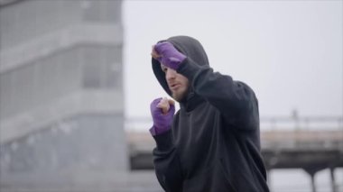 Erkek boksör şehir dışında spor antrenmanında, yavaş çekim ise 8K 'da.