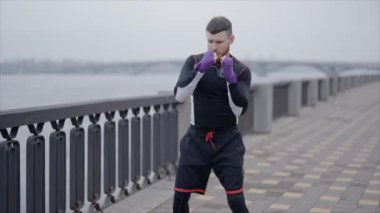 Erkek boksör şehir dışında spor antrenmanında, yavaş çekim ise 8K 'da.