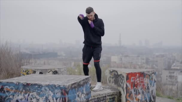 Man Boxer Este Angajat Antrenamente Sportive Aer Liber Oraș Mișcare — Videoclip de stoc