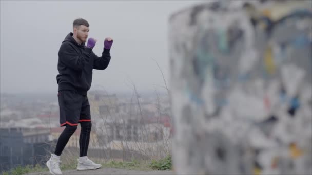 Боксер Занимается Спортивной Тренировкой Открытом Воздухе Городе Замедленная Съемка — стоковое видео