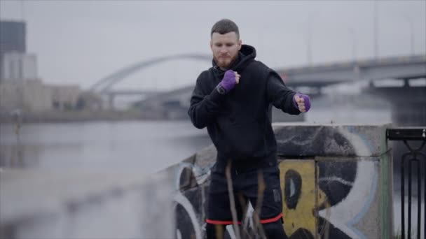 Man Boxare Engagerad Sport Träning Utomhus Staden Slow Motion — Stockvideo