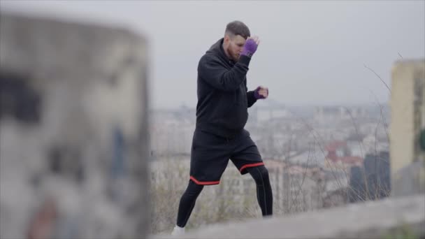 Boxer Uomo Impegnato Allenamento Sportivo All Aperto Città Rallentatore — Video Stock