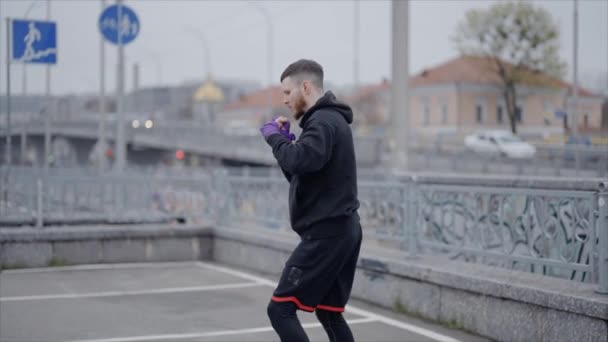 Боксер Занимается Спортивной Тренировкой Открытом Воздухе Городе Замедленная Съемка — стоковое видео