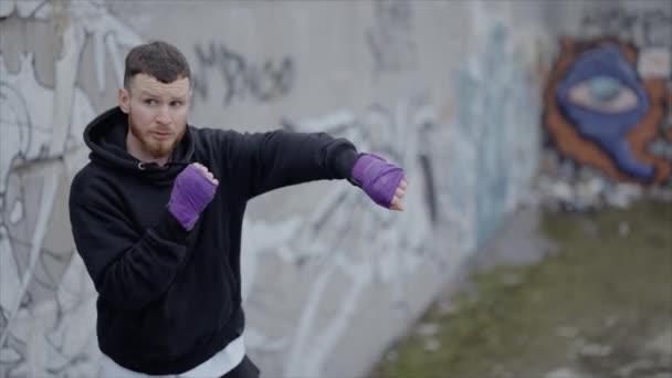 Hombre Boxeador Dedica Los Deportes Entrenamiento Aire Libre Ciudad Cámara — Vídeos de Stock