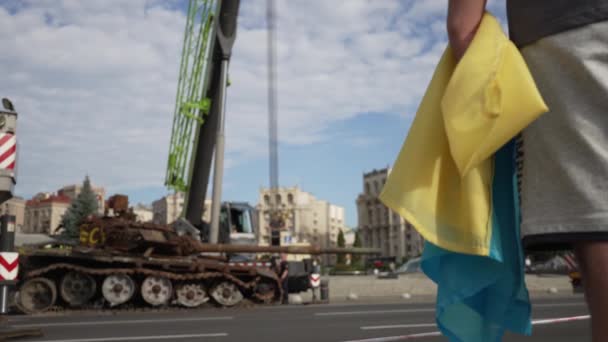 Kyiv Ukraine August 2023 Люди Стежать Розвантаженням Зруйнованої Військової Техніки — стокове відео