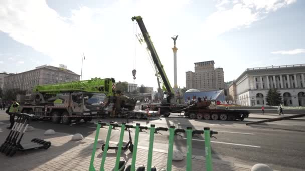 Kyiv Ukraine Sierpnia 2023 Rozładunek Zniszczonego Rosyjskiego Sprzętu Wojskowego Centrum — Wideo stockowe