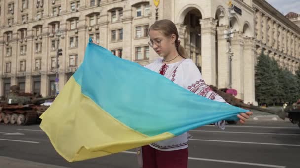 Kyiv Ukraine August 2023 Een Meisje Met Oekraïense Vlag Tegen — Stockvideo