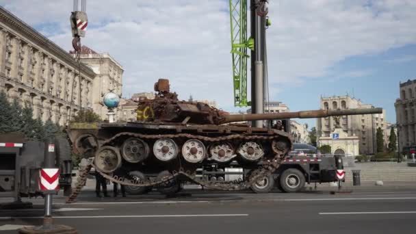 Kyiv Ukraine August 2023 Розвантаження Зруйнованої Російської Військової Техніки Центрі — стокове відео