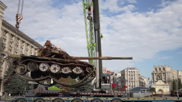 2023年8月23日 Kyiv Ukraine 在市中心卸下被毁的俄罗斯军事装备 — 图库视频影像