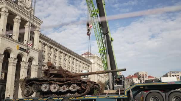 Kyiv Ukraine August 2023 市内中心部で破壊されたロシア軍用機器の荷下ろし — ストック動画