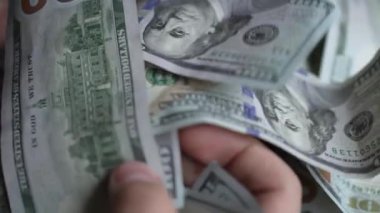 Nakit - 100 dolarlık banknotlar, yavaş çekim