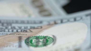 Nakit - 100 dolarlık banknotlar, yavaş çekim
