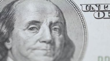 Nakit - 100 dolarlık banknotlar, yavaş çekim