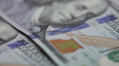 Nakit - 100 dolarlık banknotlar, yavaş çekim